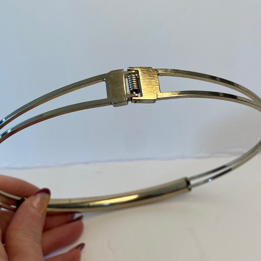 Sleek Gold Tone Omega Collar Choker Necklace - Picture 5 of 6